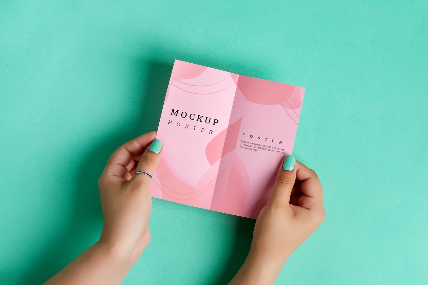 简约好用手持海报门票入场券VI设计PSD样机素材模板