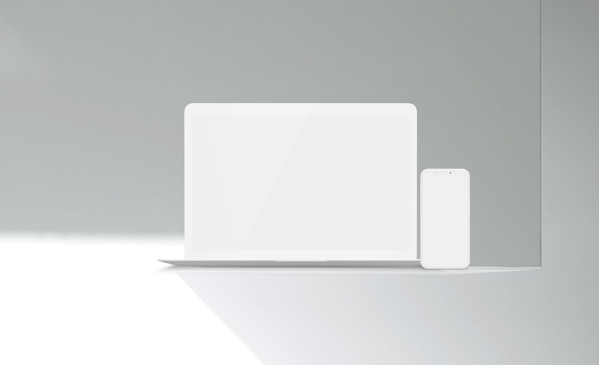 一个简单的电脑和手机网页设计PSD样机素材