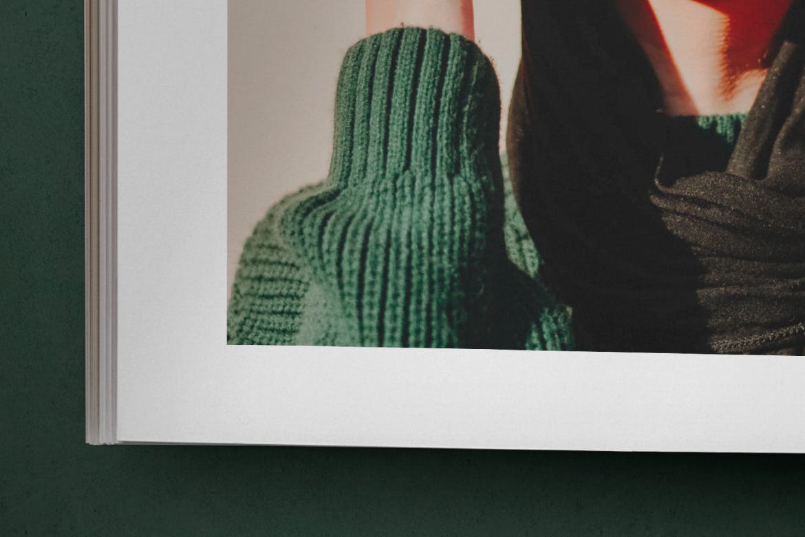 一套风格非常简洁的杂志画册场景PSD样机素材包