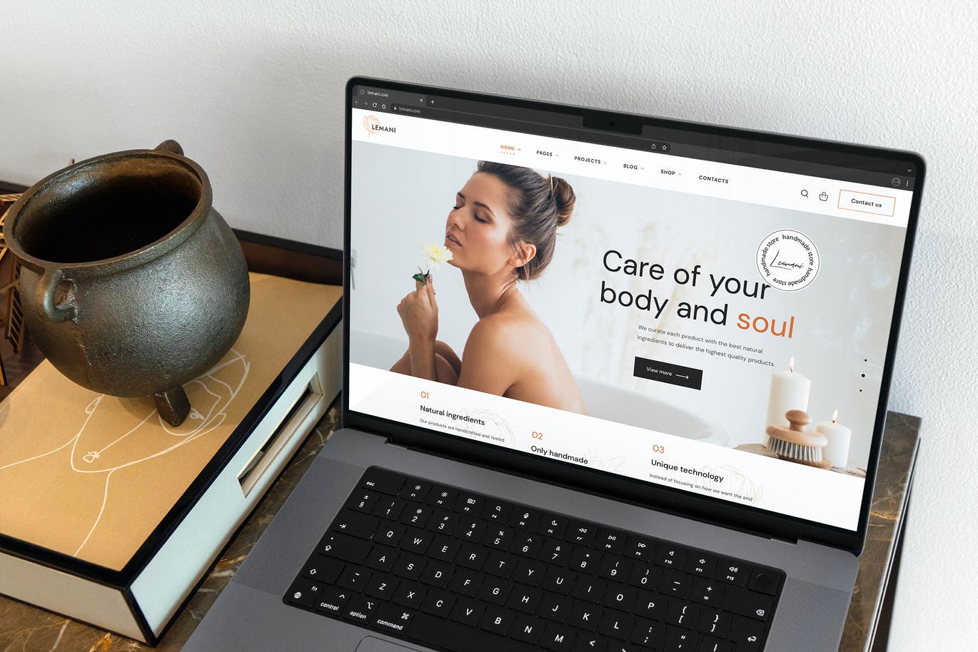 图片效果逼真的MacBook Pro 2021样机（PSD）