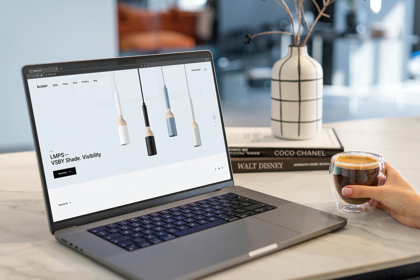 图片效果逼真的MacBook Pro 2021样机（PSD）