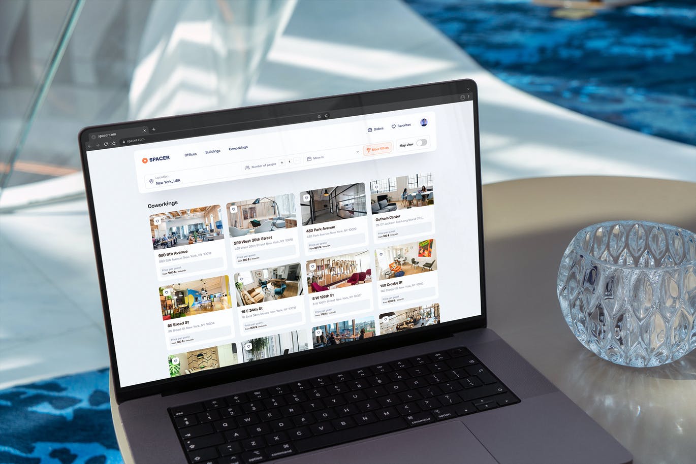 图片效果逼真的MacBook Pro 2021样机（PSD）