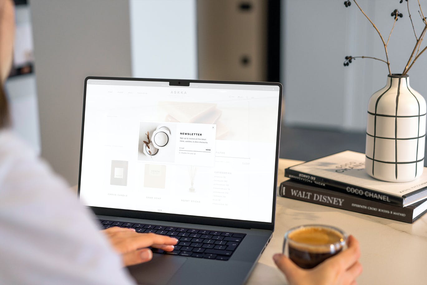 图片效果逼真的MacBook Pro 2021样机（PSD）