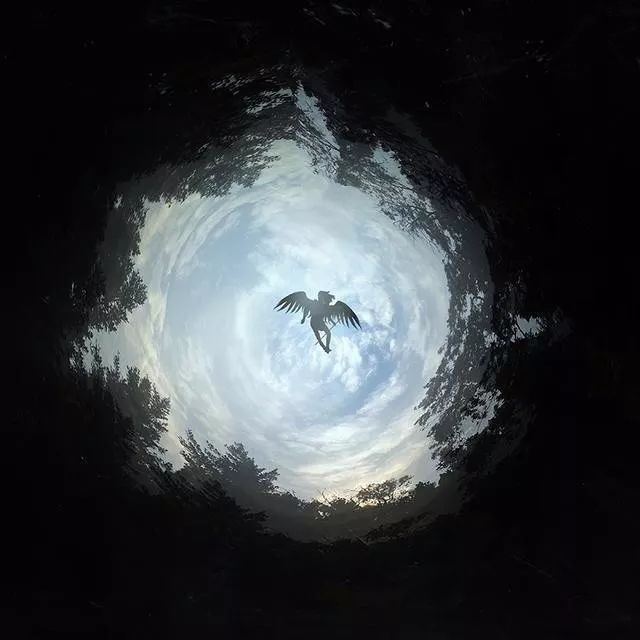 用PS只需几步就能设计出酷炫天地旋转效果!