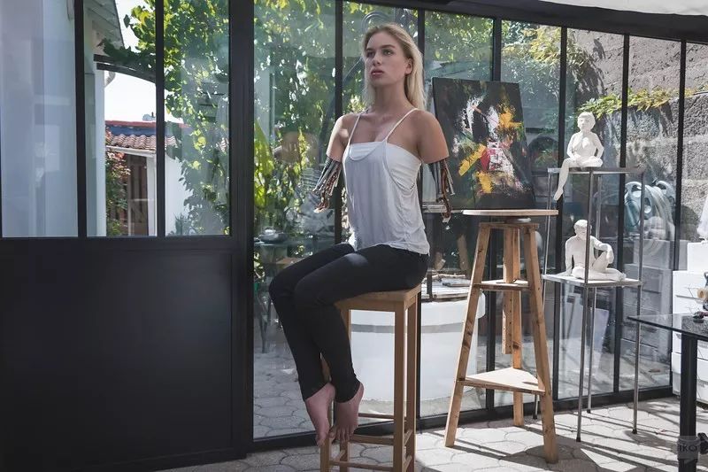 怎么P图？看国外大神用电线和塑料假肢修出让人瑟瑟发抖的图片