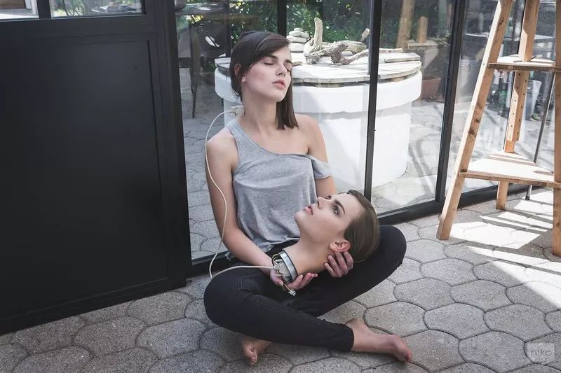 怎么P图？看国外大神用电线和塑料假肢修出让人瑟瑟发抖的图片