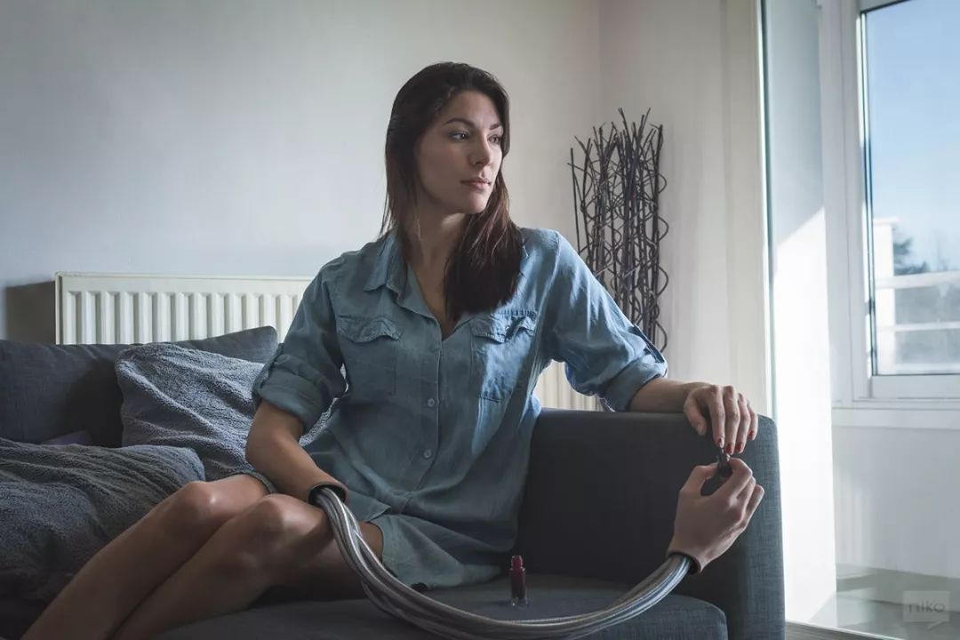 怎么P图？看国外大神用电线和塑料假肢修出让人瑟瑟发抖的图片