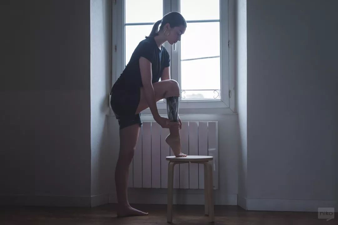 怎么P图？看国外大神用电线和塑料假肢修出让人瑟瑟发抖的图片