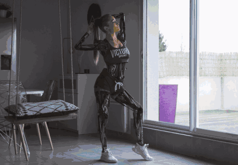 怎么P图？看国外大神用电线和塑料假肢修出让人瑟瑟发抖的图片