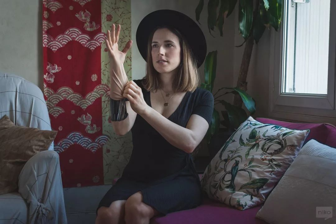 怎么P图？看国外大神用电线和塑料假肢修出让人瑟瑟发抖的图片