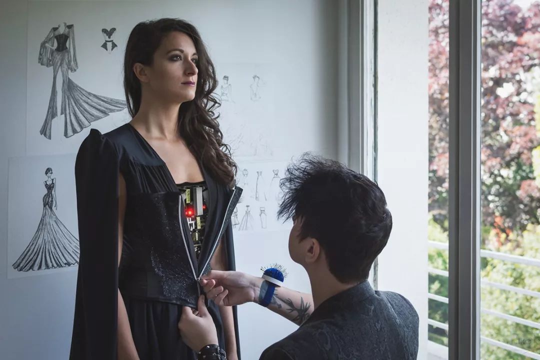 怎么P图？看国外大神用电线和塑料假肢修出让人瑟瑟发抖的图片