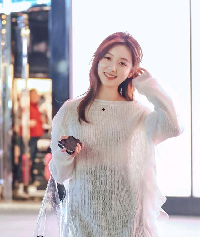 拍照怎么摆姿势好看，12个拍照姿势实用自然还好看