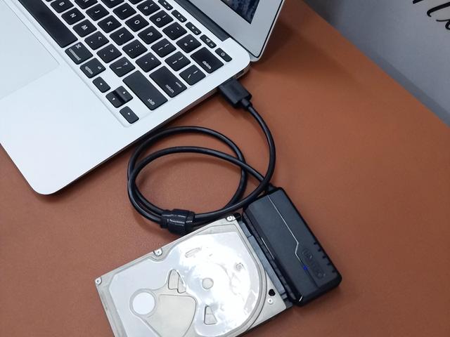 硬盘如何连接到笔记本电脑（笔记本电脑要怎样外挂硬盘）