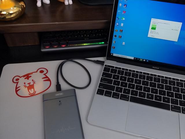 硬盘如何连接到笔记本电脑（笔记本电脑要怎样外挂硬盘）