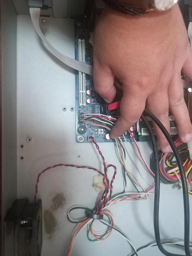 电脑开机键坏了怎么办(台式电脑开机键坏了要怎样开机)