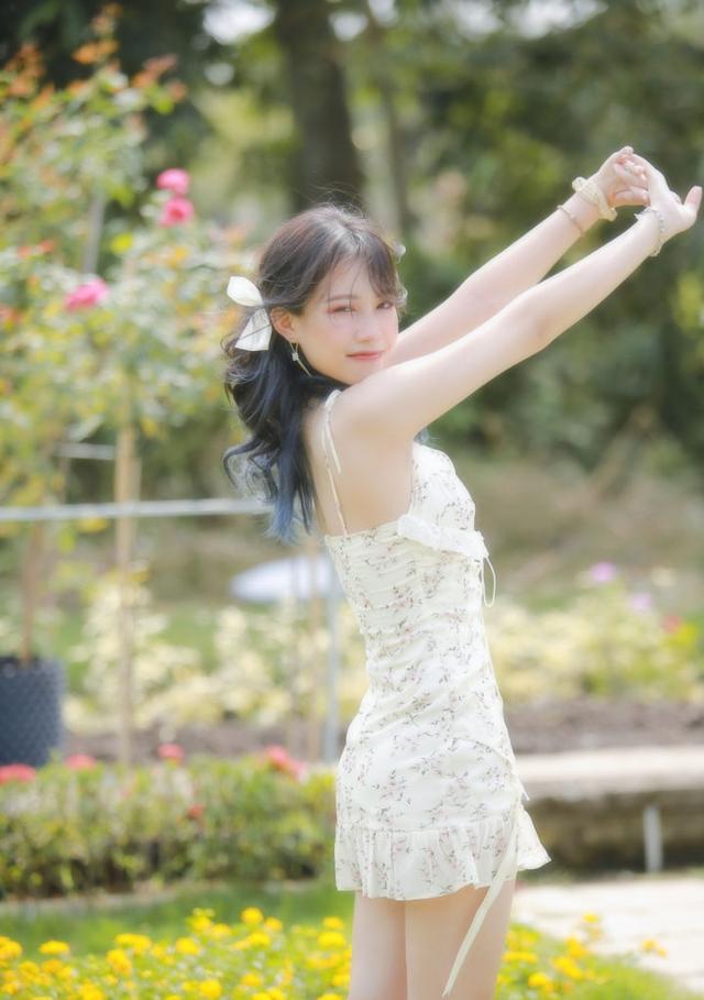 把剪刀手放下来拍照更好看，10个拍照手的好看姿势送给你