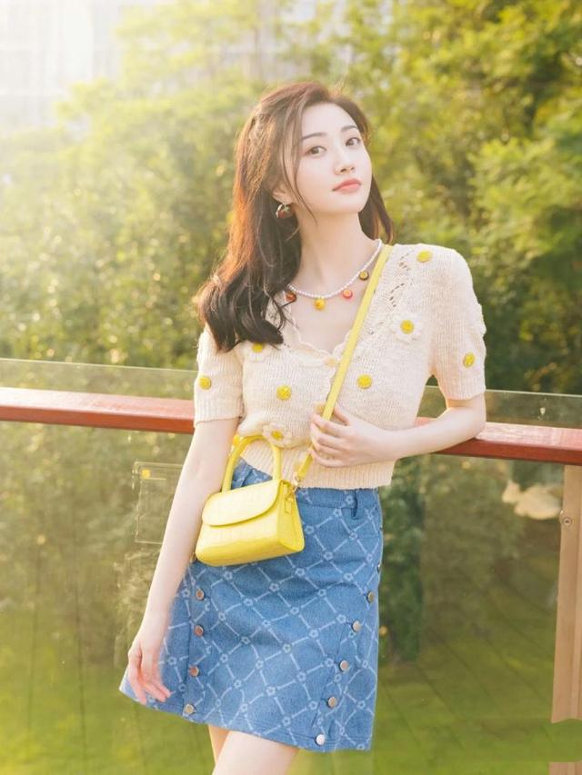 拍照的时候手要怎么放,这10种拍照方法不尴尬,还很好看!