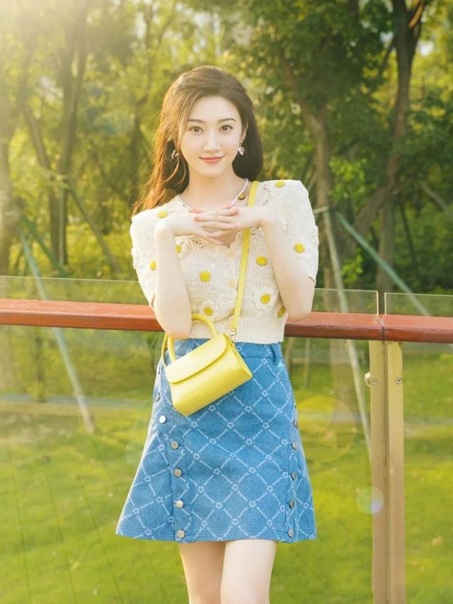 拍照的时候手要怎么放,这10种拍照方法不尴尬,还很好看!