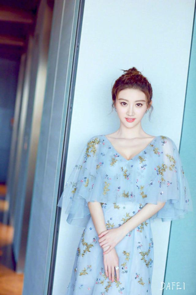 拍照的时候手要怎么放,这10种拍照方法不尴尬,还很好看!