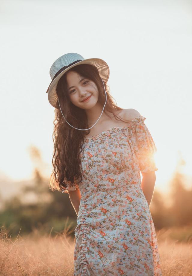 把剪刀手放下来拍照更好看，10个拍照手的好看姿势送给你