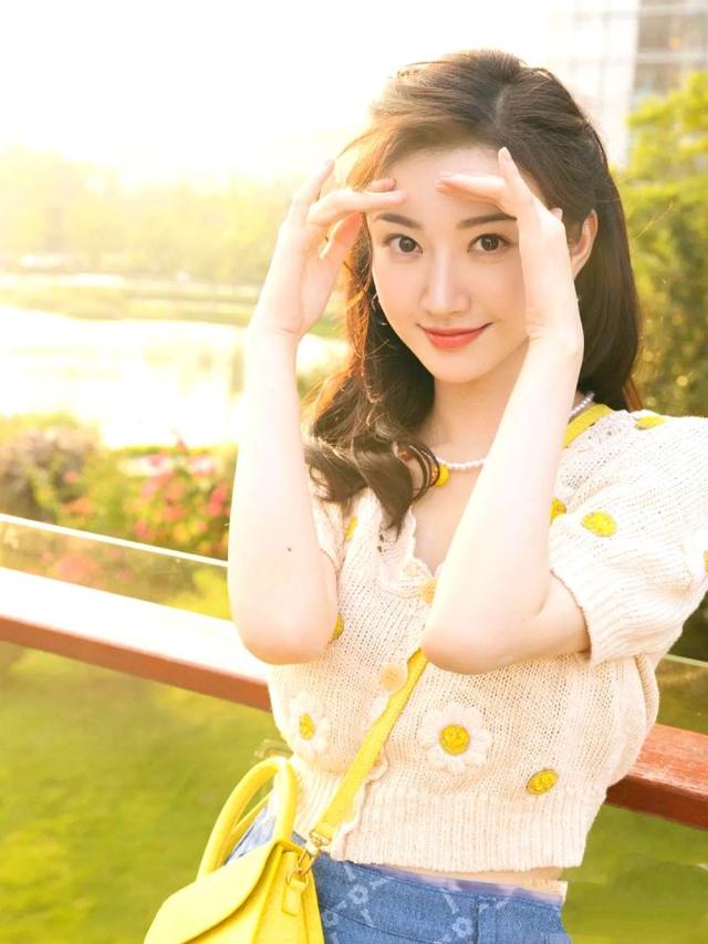 拍照的时候手要怎么放,这10种拍照方法不尴尬,还很好看!