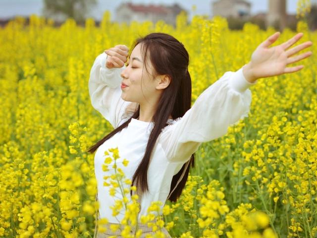 拍照怎么摆姿势好看，12个拍照姿势实用自然还好看