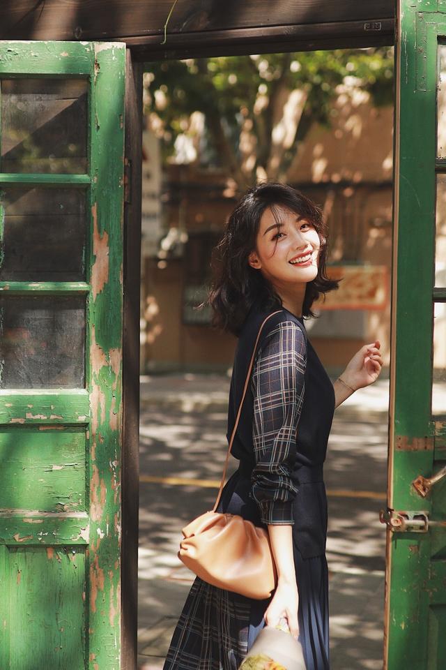 拍照怎么摆姿势好看，12个拍照姿势实用自然还好看