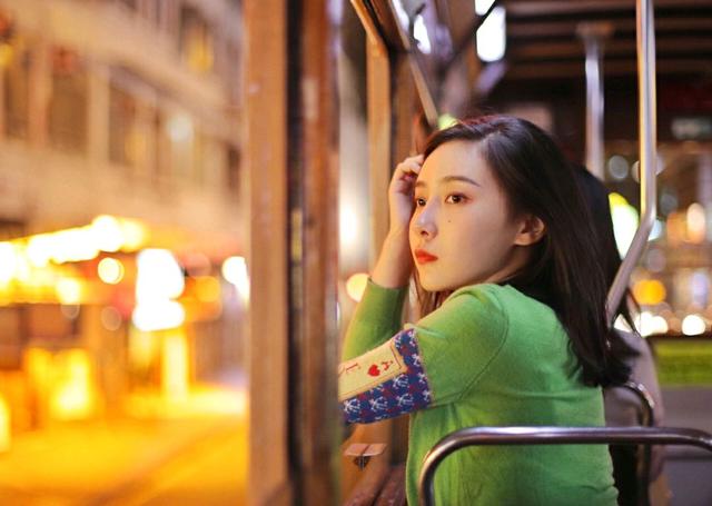 拍照怎么摆姿势好看，12个拍照姿势实用自然还好看