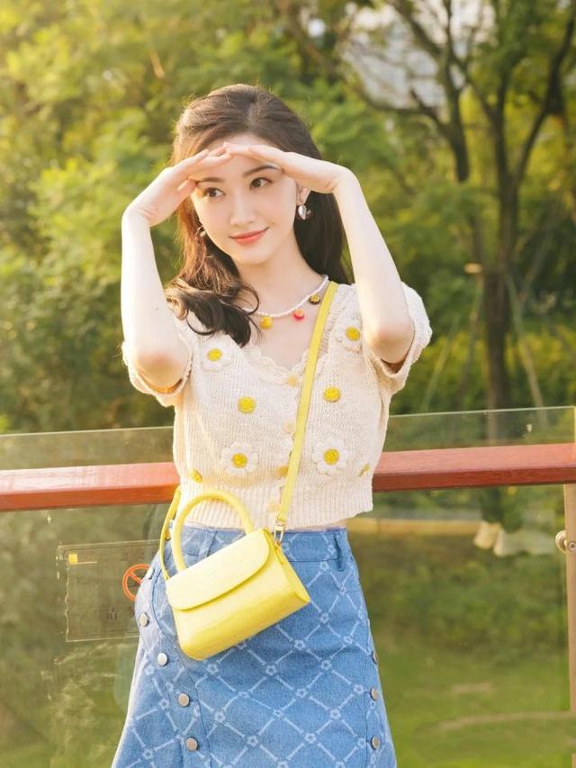 拍照的时候手要怎么放,这10种拍照方法不尴尬,还很好看!