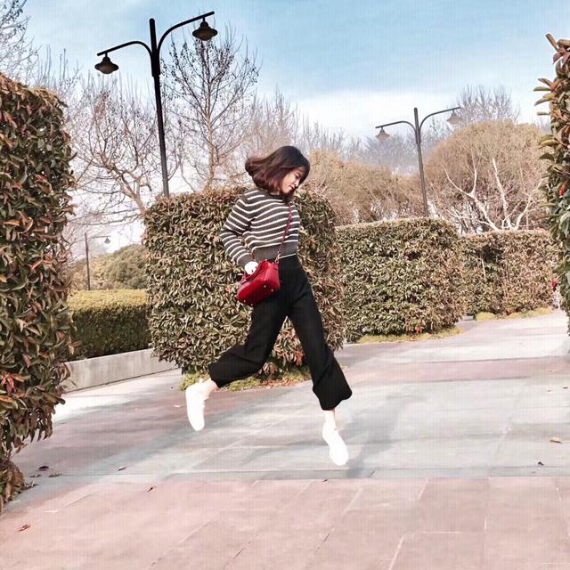 拍照怎么摆姿势好看，12个拍照姿势实用自然还好看