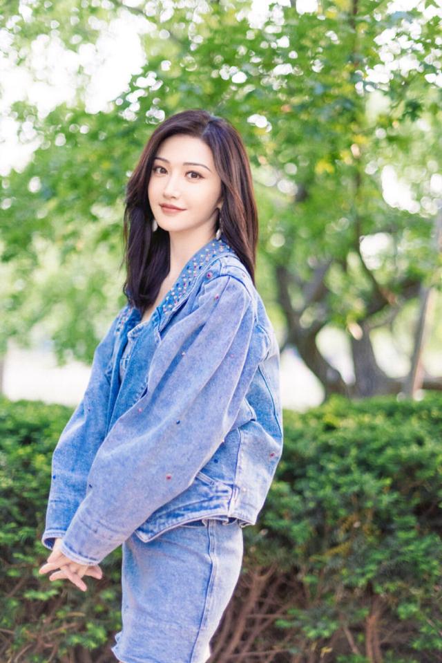 拍照的时候手要怎么放,这10种拍照方法不尴尬,还很好看!