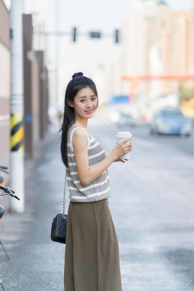 15个拍照手的摆拍姿势,这样拍自然不尴尬,一镜美到底