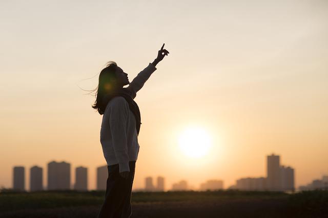 拍照紧张还不会凹造型？9个拍照技巧帮你拍照自然好看