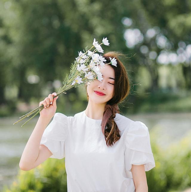 15个拍照手的摆拍姿势,这样拍自然不尴尬,一镜美到底