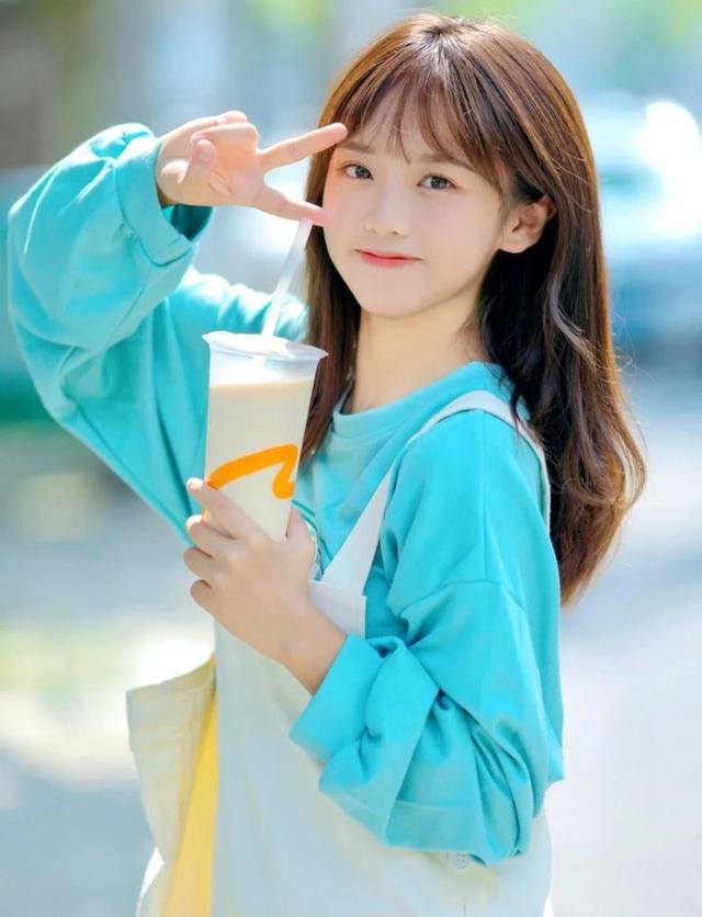 15个拍照手的摆拍姿势,这样拍自然不尴尬,一镜美到底