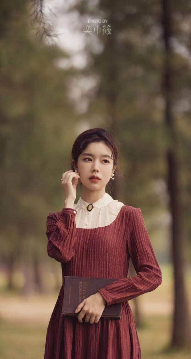 一个人照着以下姿势拍,拍出自然漂亮的人像不成难题