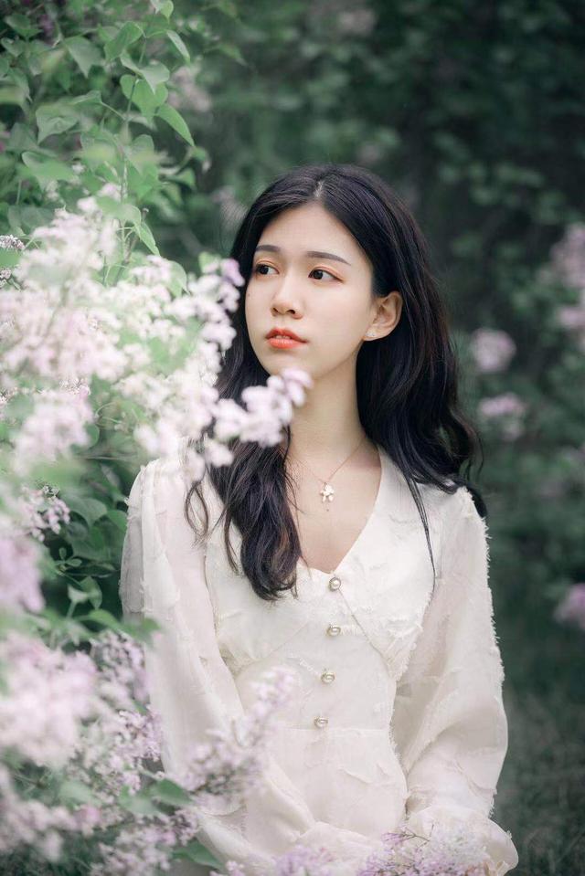 一个人照着以下姿势拍,拍出自然漂亮的人像不成难题