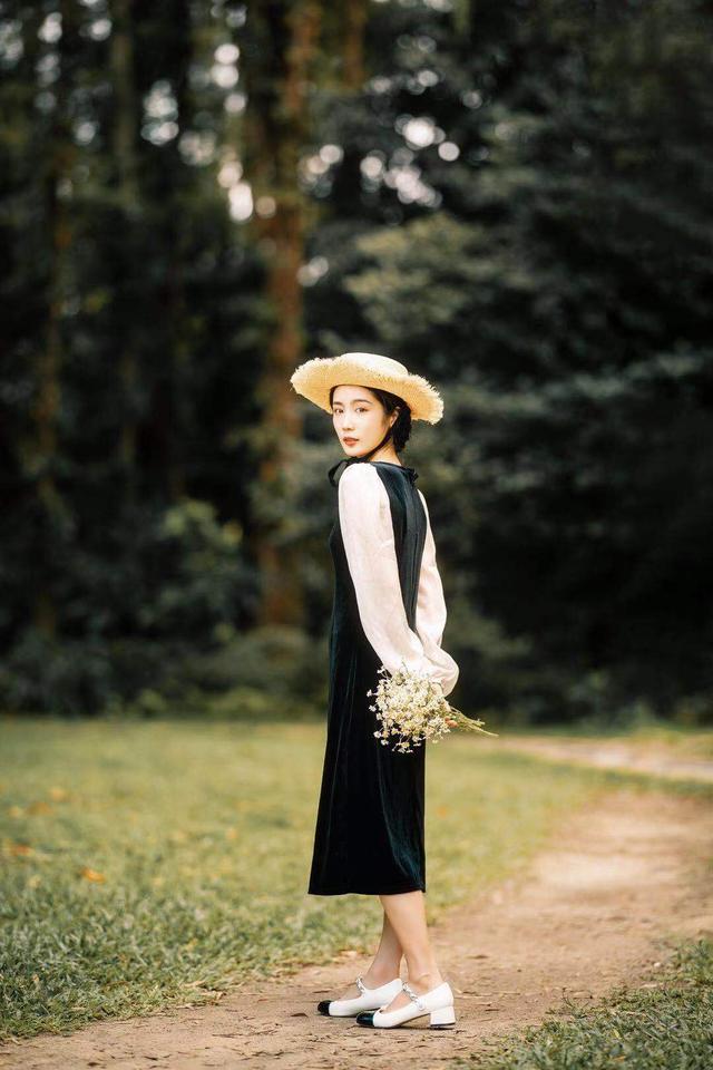 一个人照着以下姿势拍,拍出自然漂亮的人像不成难题