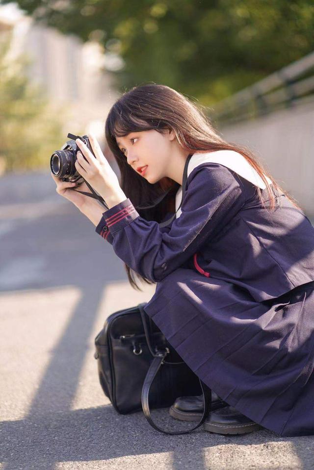 一个人照着以下姿势拍,拍出自然漂亮的人像不成难题