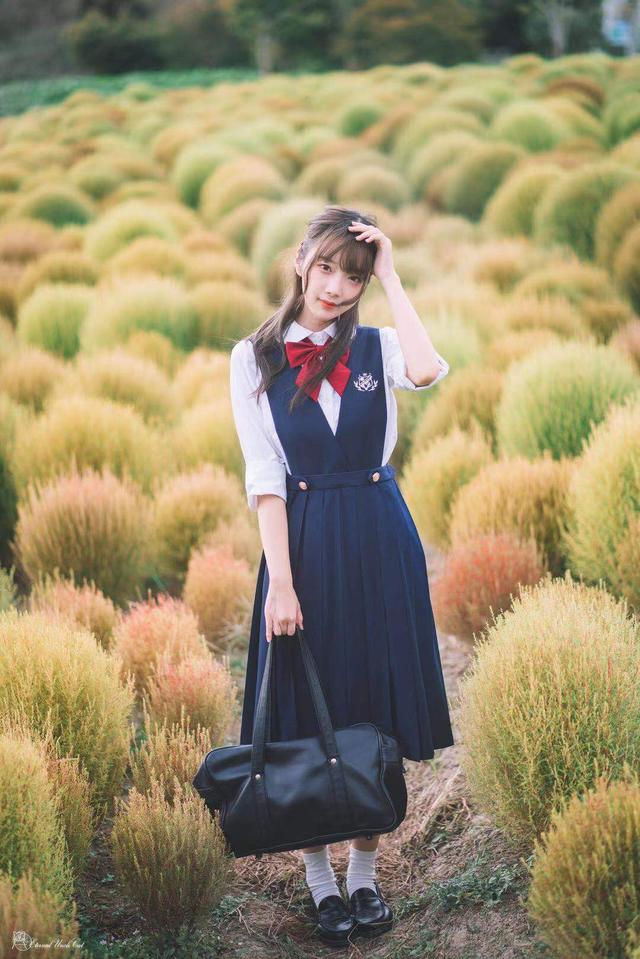 一个人照着以下姿势拍,拍出自然漂亮的人像不成难题