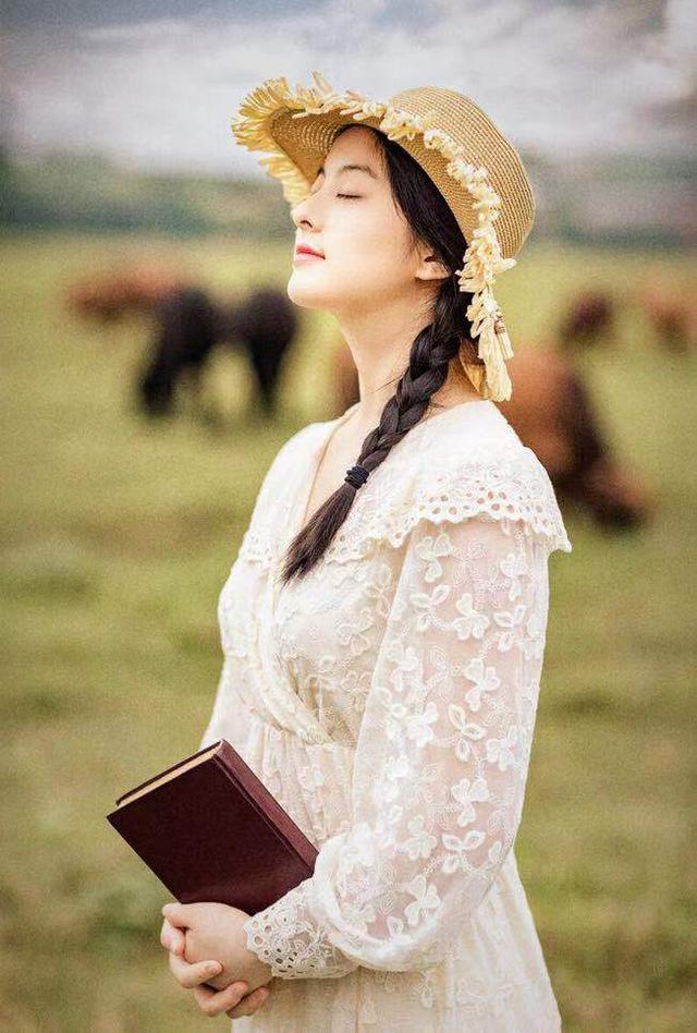 一个人照着以下姿势拍,拍出自然漂亮的人像不成难题