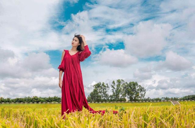 一个人照着以下姿势拍,拍出自然漂亮的人像不成难题