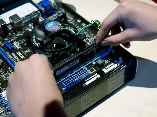 电脑显示屏一直没信号怎么办(电脑显示屏一直无信号怎么解决)