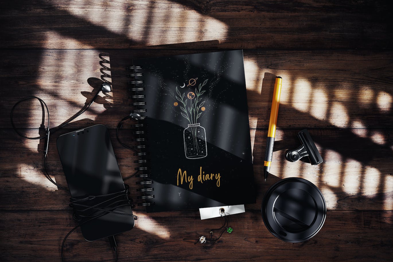 真实光影效果螺旋笔记本PSD样机素材