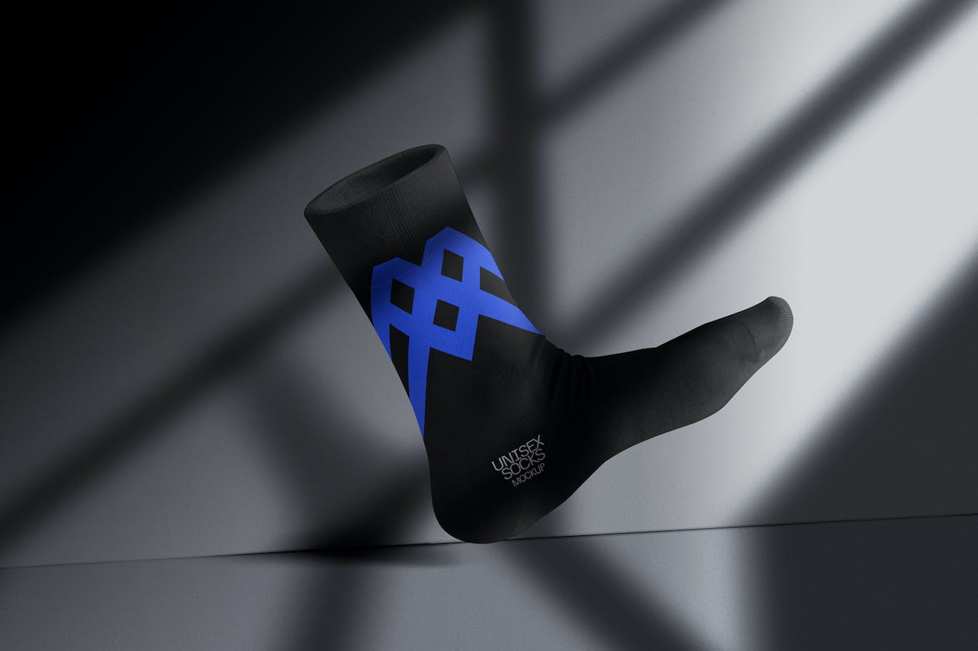 效果真实的黑色袜子PSD样机素材