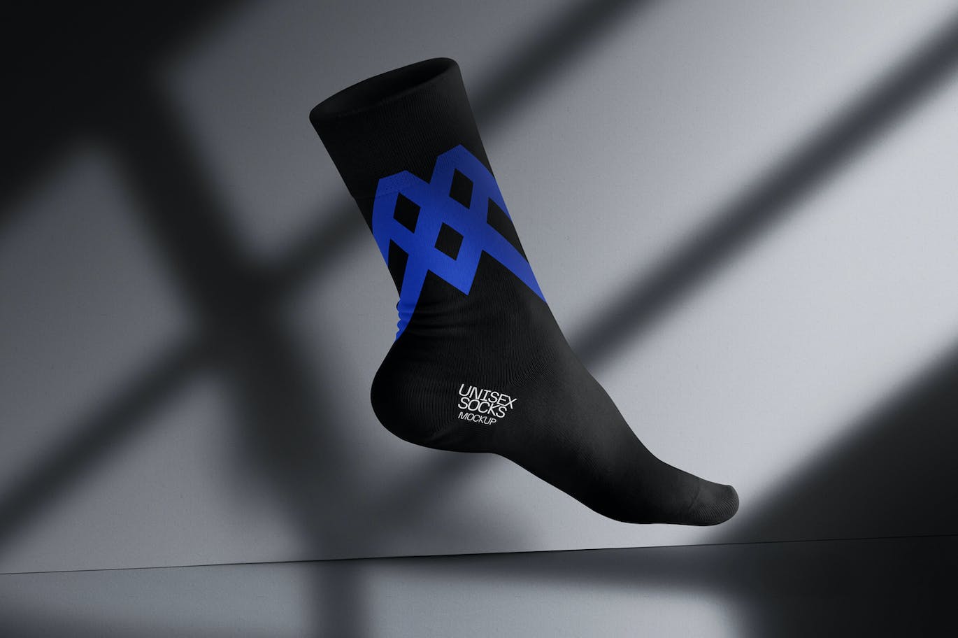 效果真实的黑色袜子PSD样机素材