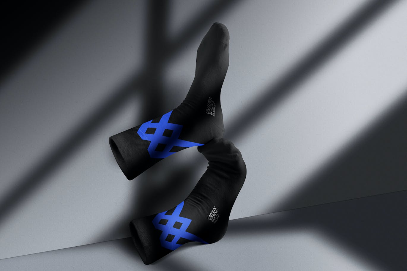 效果真实的黑色袜子PSD样机素材