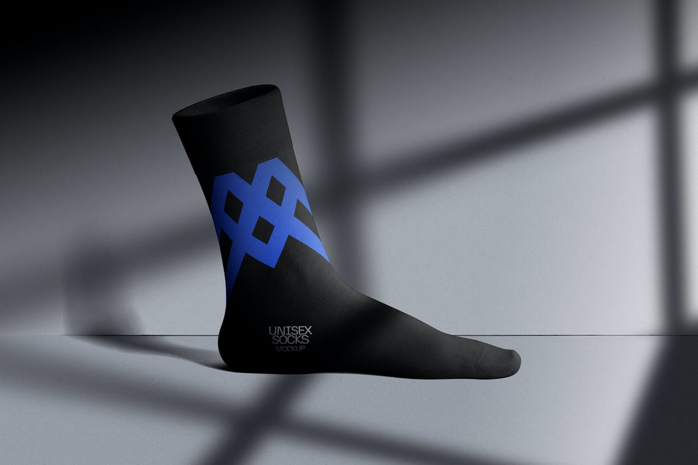 效果真实的黑色袜子PSD样机素材