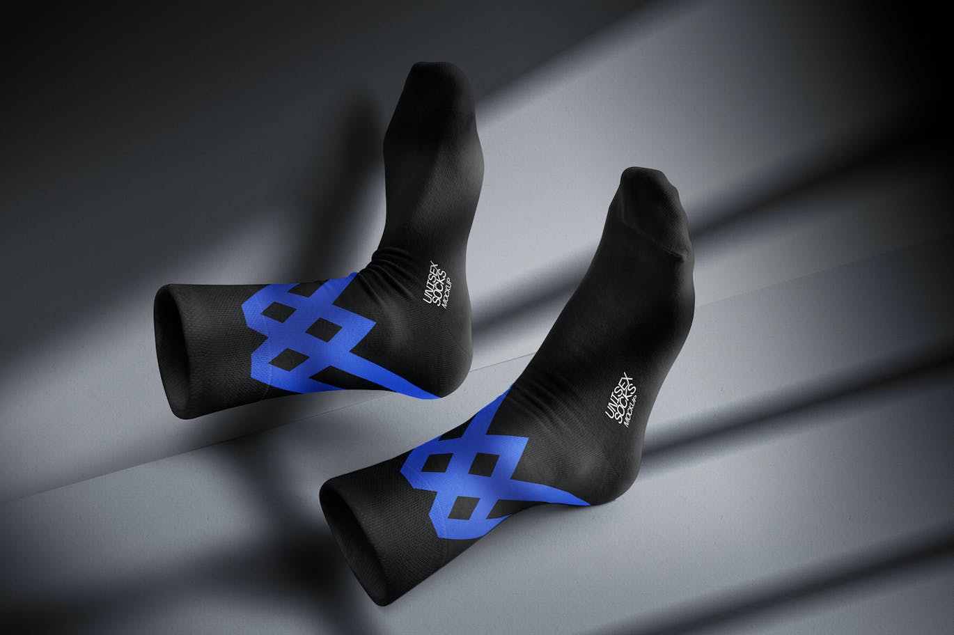 效果真实的黑色袜子PSD样机素材