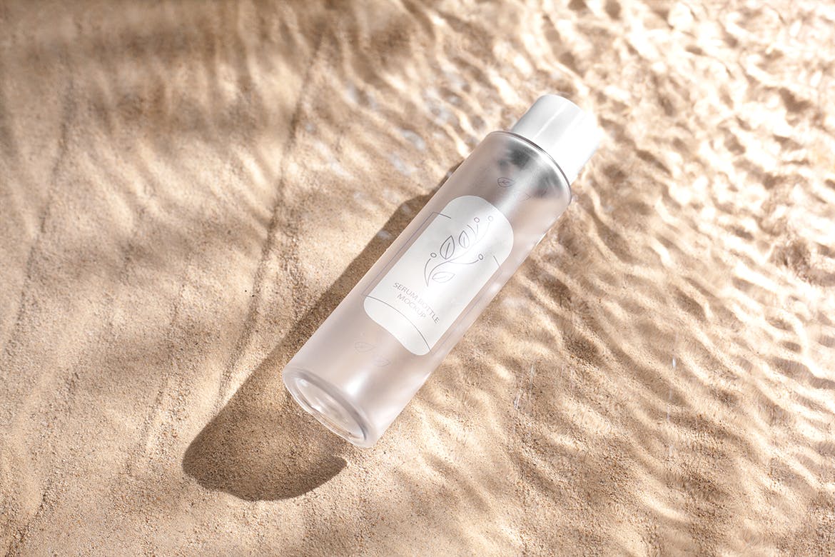 光感十足的沙子水波背景上的血清瓶子PSD样机素材